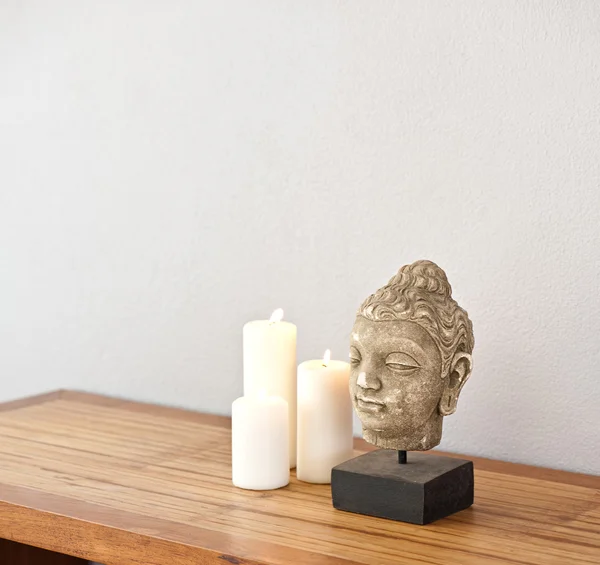 Buddha huvud med ljus — Stockfoto