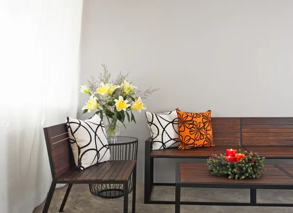 Patio salón con banco de jardín y corona de adviento — Foto de Stock