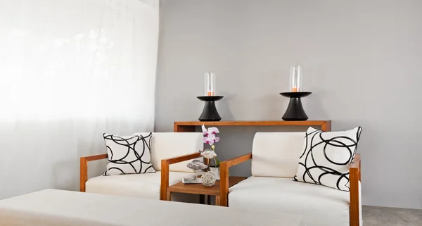 Ярко-белый деревянный диван — стоковое фото