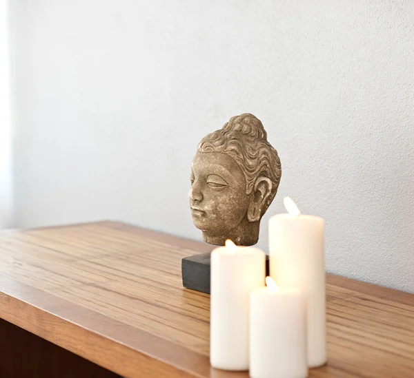 Buddha huvud framför en grå vägg — Stockfoto