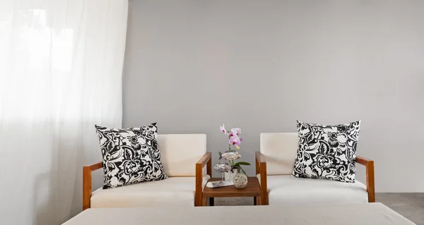 Белый диван — стоковое фото