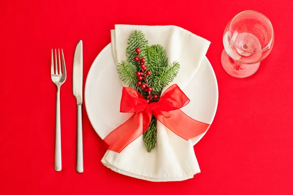 Kerst diner tafel, couvert in het rood — Stockfoto