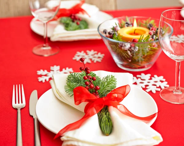 Configuração de mesa de jantar de Natal vermelho — Fotografia de Stock