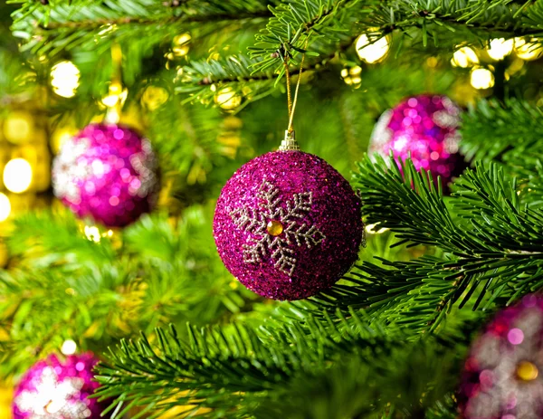 Schmuck im Weihnachtsbaum — Stockfoto