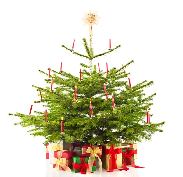 Árvore de Natal decorada com presentes — Fotografia de Stock