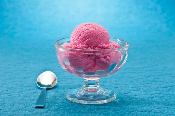 ラズベリーのアイスクリーム — ストック写真