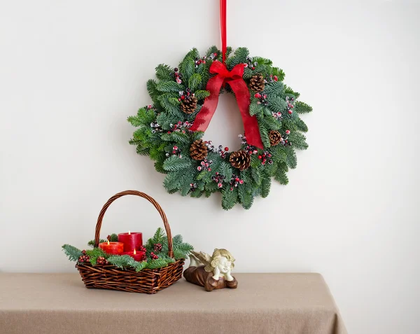 Advent wreath over side board with angel — Stock Photo, Image