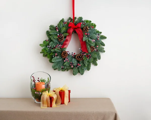 Advent wreath over side board with present — Stock Photo, Image