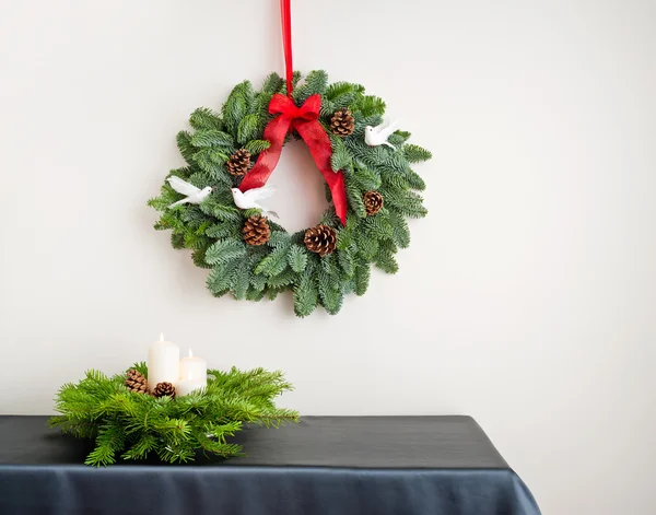 Advent wreath over side board with present — Stock Photo, Image