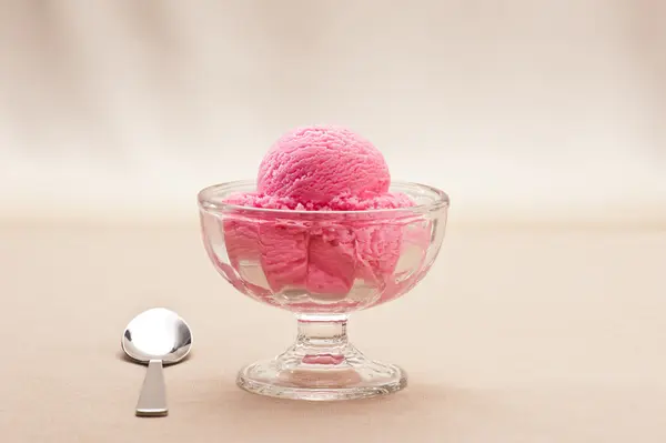 Helado de frambuesa — Foto de Stock