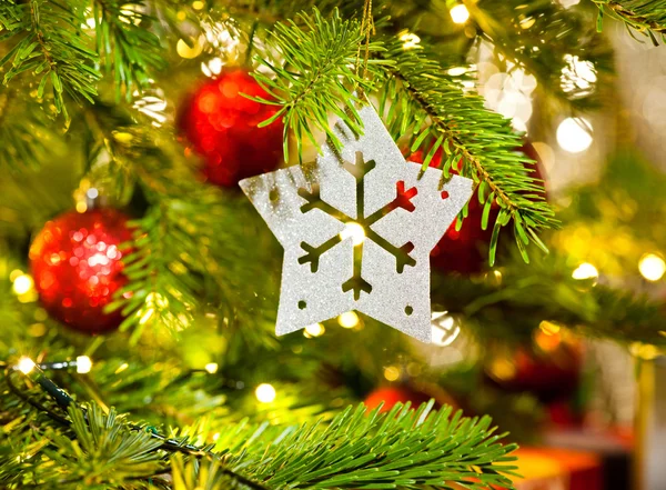 Schmuck in einem echten Weihnachtsbaum — Stockfoto