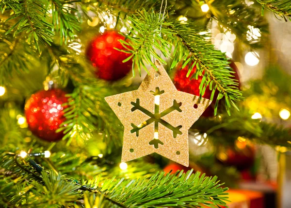 Schmuck in einem echten Weihnachtsbaum — Stockfoto