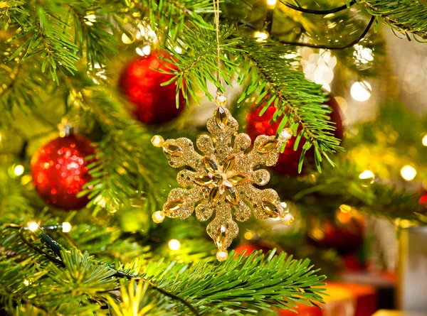 In een echte kerstboom ornament — Stockfoto