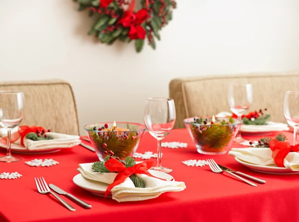 Ajuste de mesa con decoración de árbol real — Foto de Stock