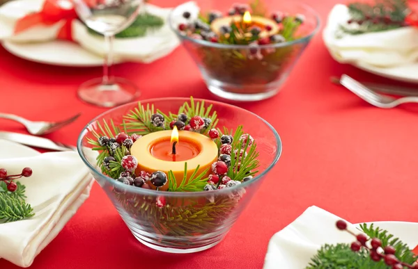 Ajuste de mesa con decoración de árbol real — Foto de Stock