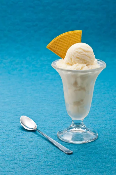 Чашка ванильного мороженого с вафлей — стоковое фото