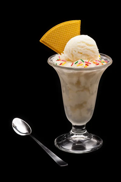 Vanille tasse de crème glacée avec gaufrette — Photo
