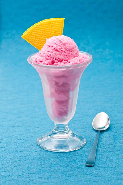 Coppa gelato alla fragola con wafer — Foto Stock