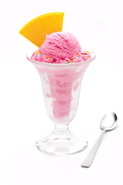 Copa de helado de fresa con oblea —  Fotos de Stock