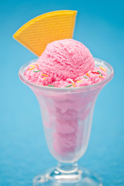 Клубничное мороженое с вафлей
