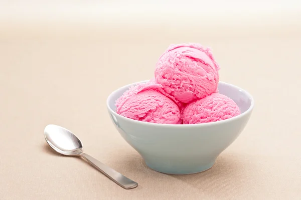 草莓冰淇淋杯 — 图库照片