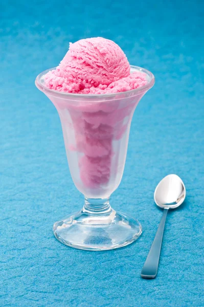 Deser truskawkowy i lody — Zdjęcie stockowe