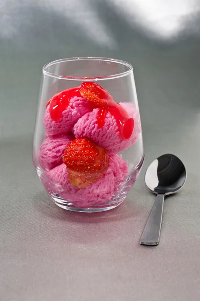 Strawberry and Ice cream dessert — Stock Photo, Image