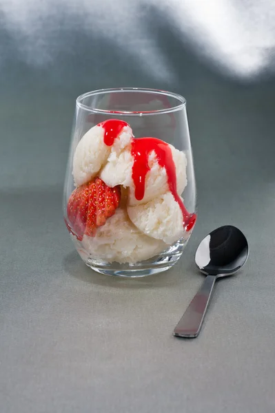 Dolce alla fragola e gelato — Foto Stock