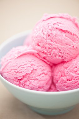 Ahududulu dondurma tatlı