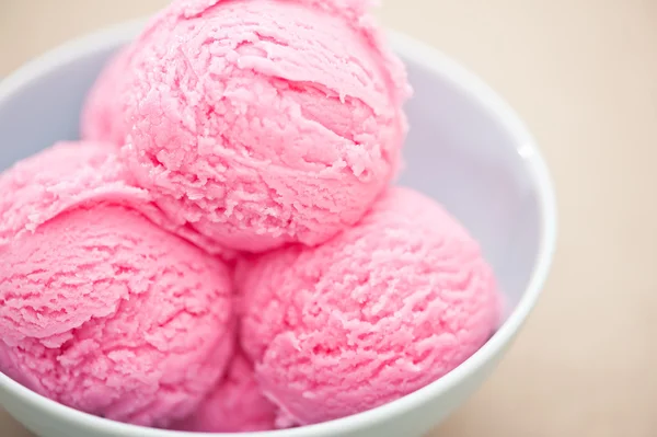 Sobremesa de sorvete de framboesa — Fotografia de Stock