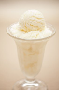 Vanille-Eis in einem Glas
