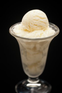 Vanille-Eis in einem Glas