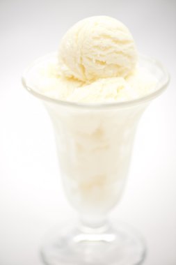 Vanille-Eis in einem Glas