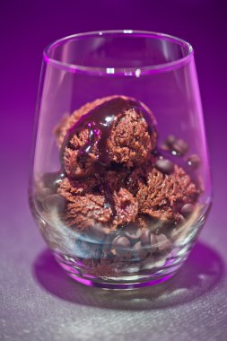 Bardakta çikolatalı dondurma. 