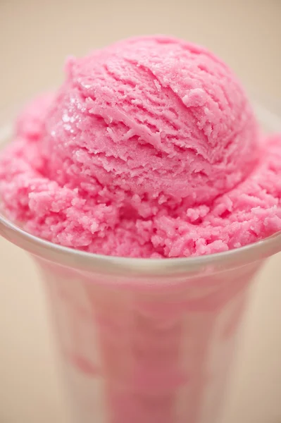Bir bardak kırmızı dondurma — Stok fotoğraf