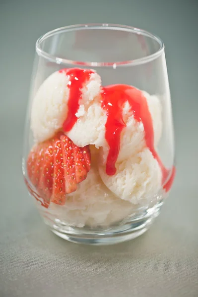 Vanilla ice cream and Strawberries — Stock Photo, Image