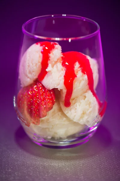 Vanilla ice cream and Strawberries — Stock Photo, Image
