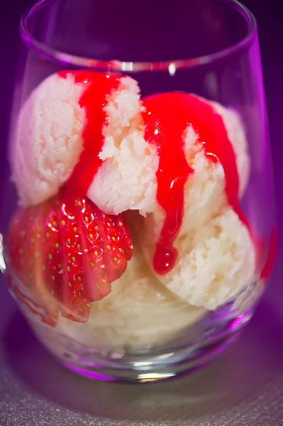 Ванильное мороженое и клубника — стоковое фото