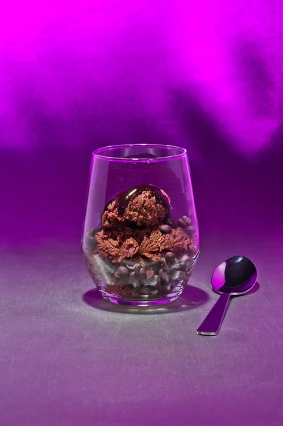 Lody czekoladowe w szklance — Zdjęcie stockowe