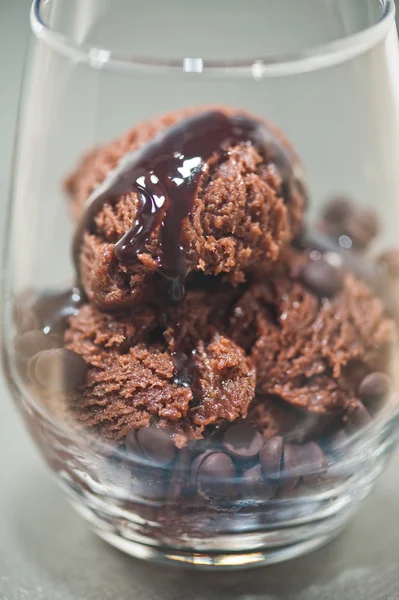 Шоколадное мороженое в стакане — стоковое фото