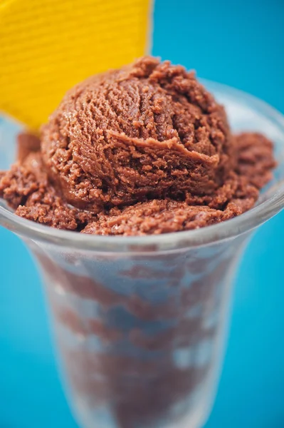 Glace au chocolat dans un verre — Photo