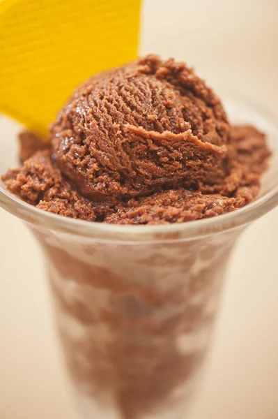 Glace au chocolat dans un verre — Photo