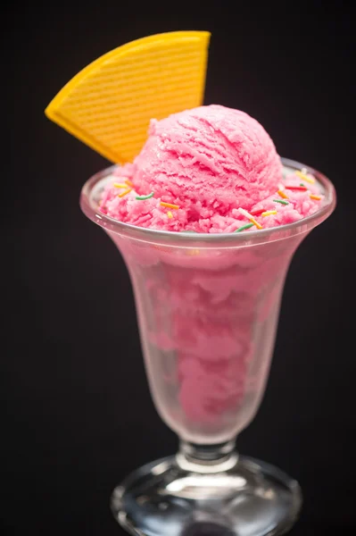 Raspberry ice cream — Stock Photo, Image