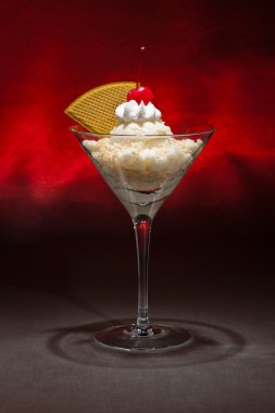 bir martini cam vanilyalı dondurma 