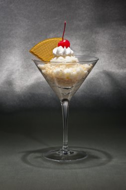 bir martini cam vanilyalı dondurma 