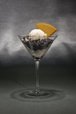 bir martini cam vanilyalı dondurma 