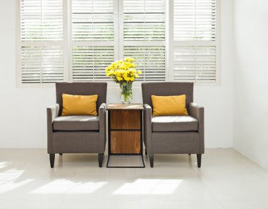 Gri kanepe koltuk basit ortamda