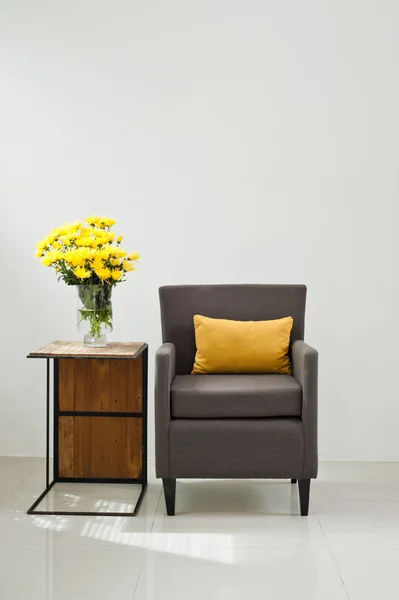 Серый диван кресло в простой обстановке — стоковое фото
