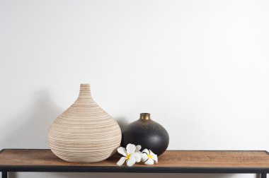 Frangipani çiçek ile dekore vazo