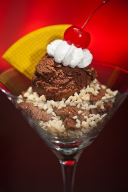Çikolatalı dondurma bir martini cam